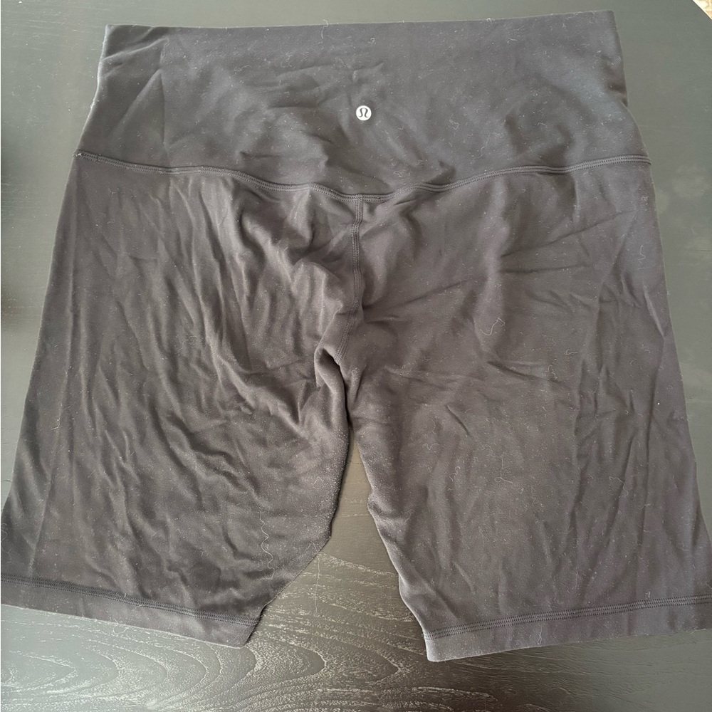 Workout in these Lululemon align short 6”. Black.